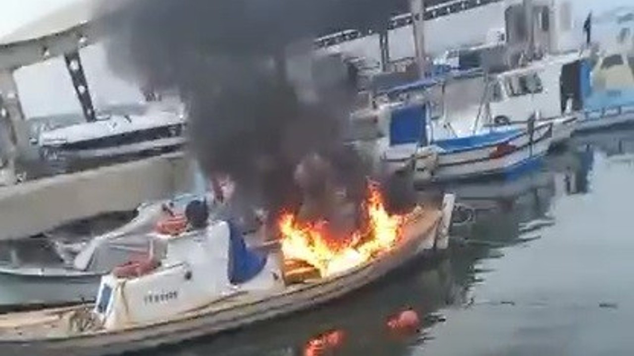 Kendisine ait balıkçı teknesini benzin döküp yaktı