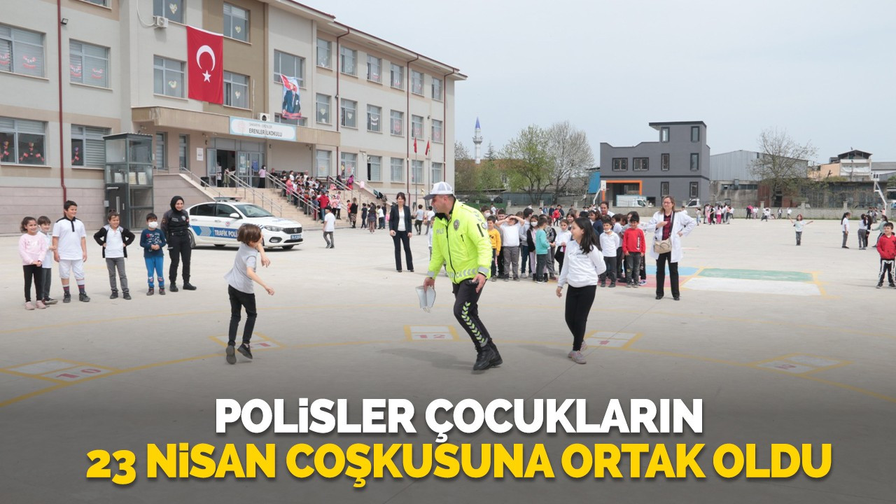 Polisler çocukların 23 Nisan coşkusuna ortak oldu