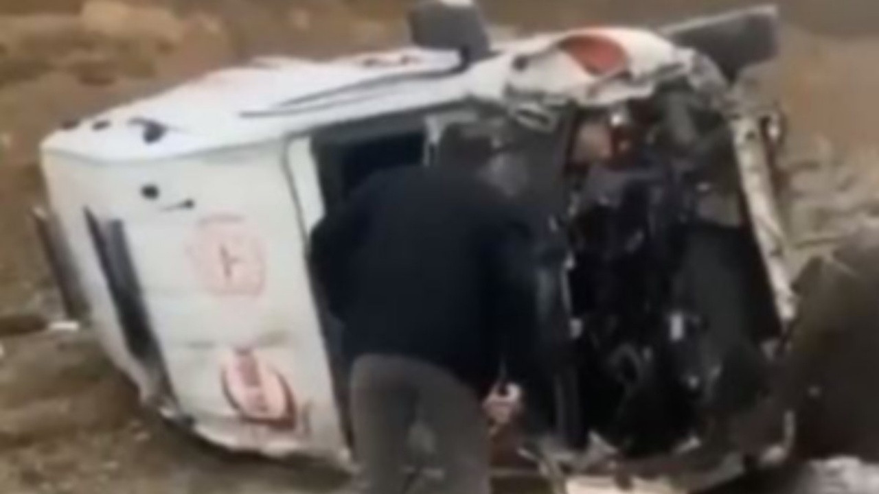 Van'da hasta taşıyan ambulans yan yattı: 5 yaralı