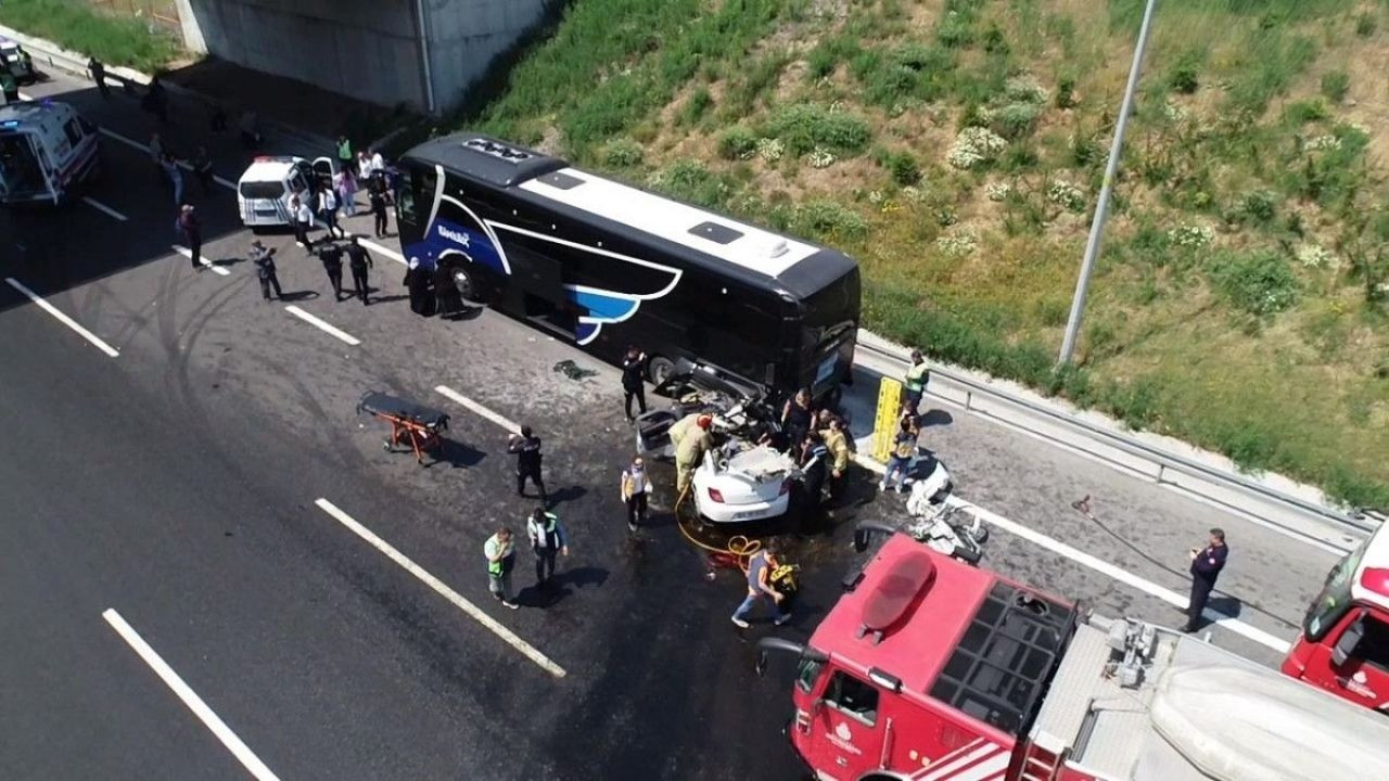 Tuzla'da bir otomobil yolcu otobüsüne çarptı: 1 ölü 2 yaralı