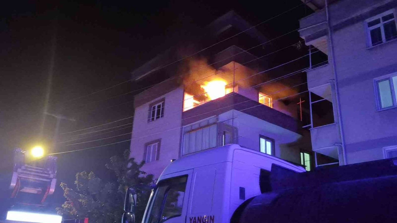Alev alev yanan evini görünce gözyaşı döktü