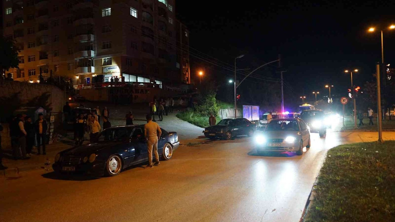 Kastamonu’da kavşakta iki otomobil çarpıştı: 3 yaralı