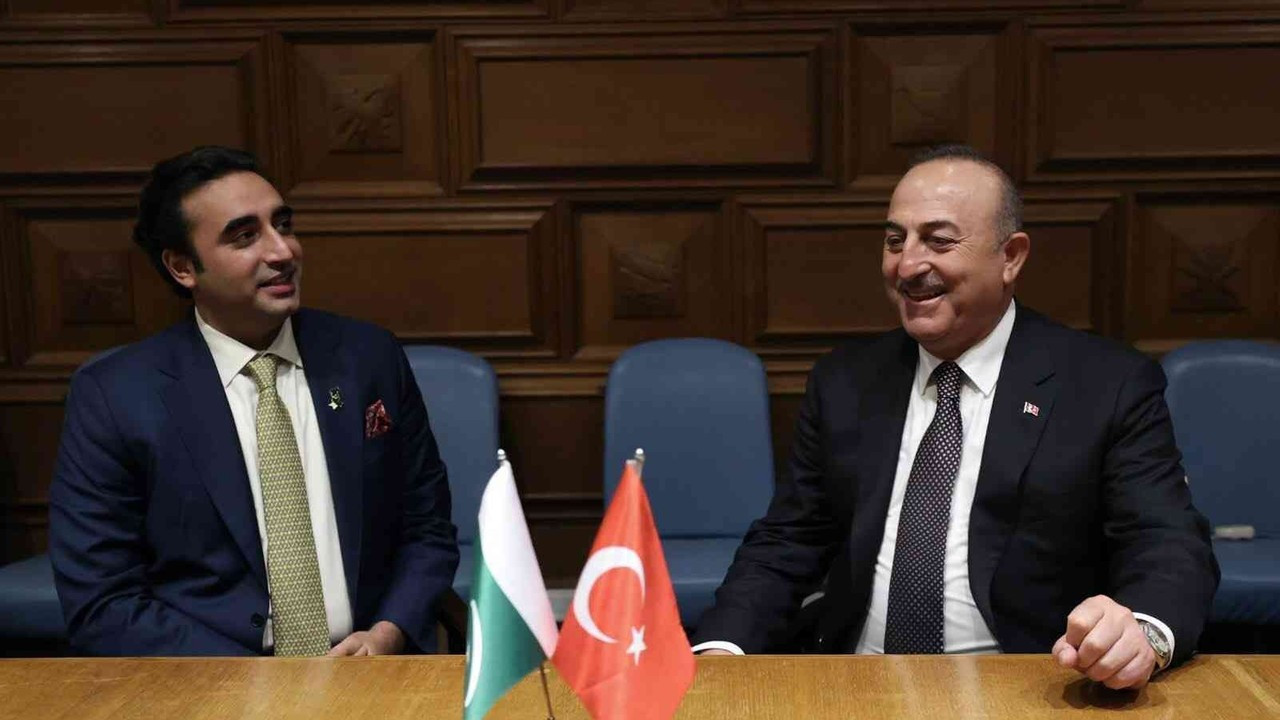 Dışişleri Bakanı Çavuşoğlu, Pakistanlı mevkidaşı Zardari ile görüştü