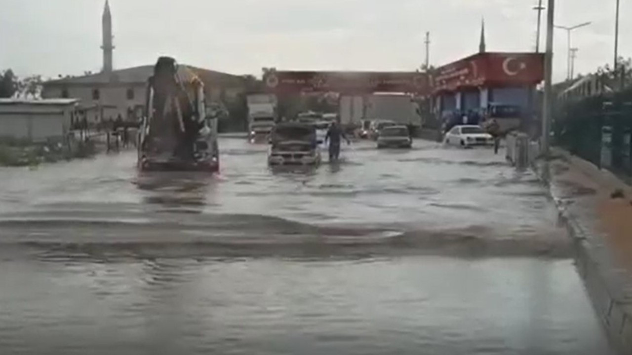 Ankara’da etkili olan yağış sonrası Sincan Cezaevi önü göle döndü