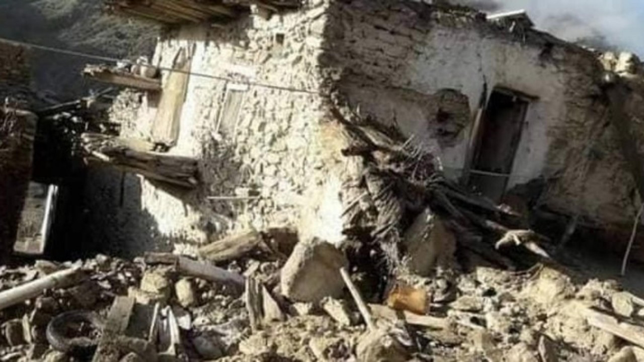 Afganistan'da şiddetli deprem! Yüzlerce ölü var