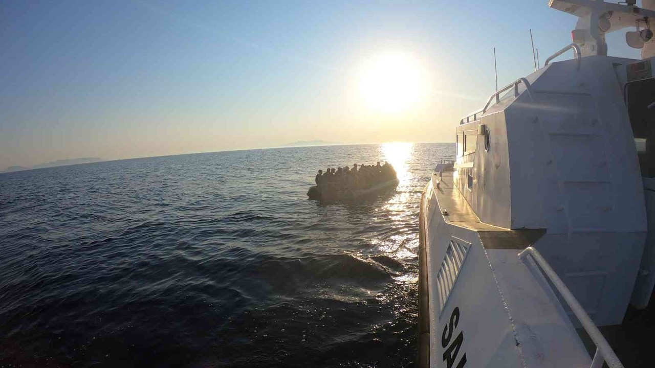 Yunan unsurlarınca geri itilen 37 göçmen kurtarıldı