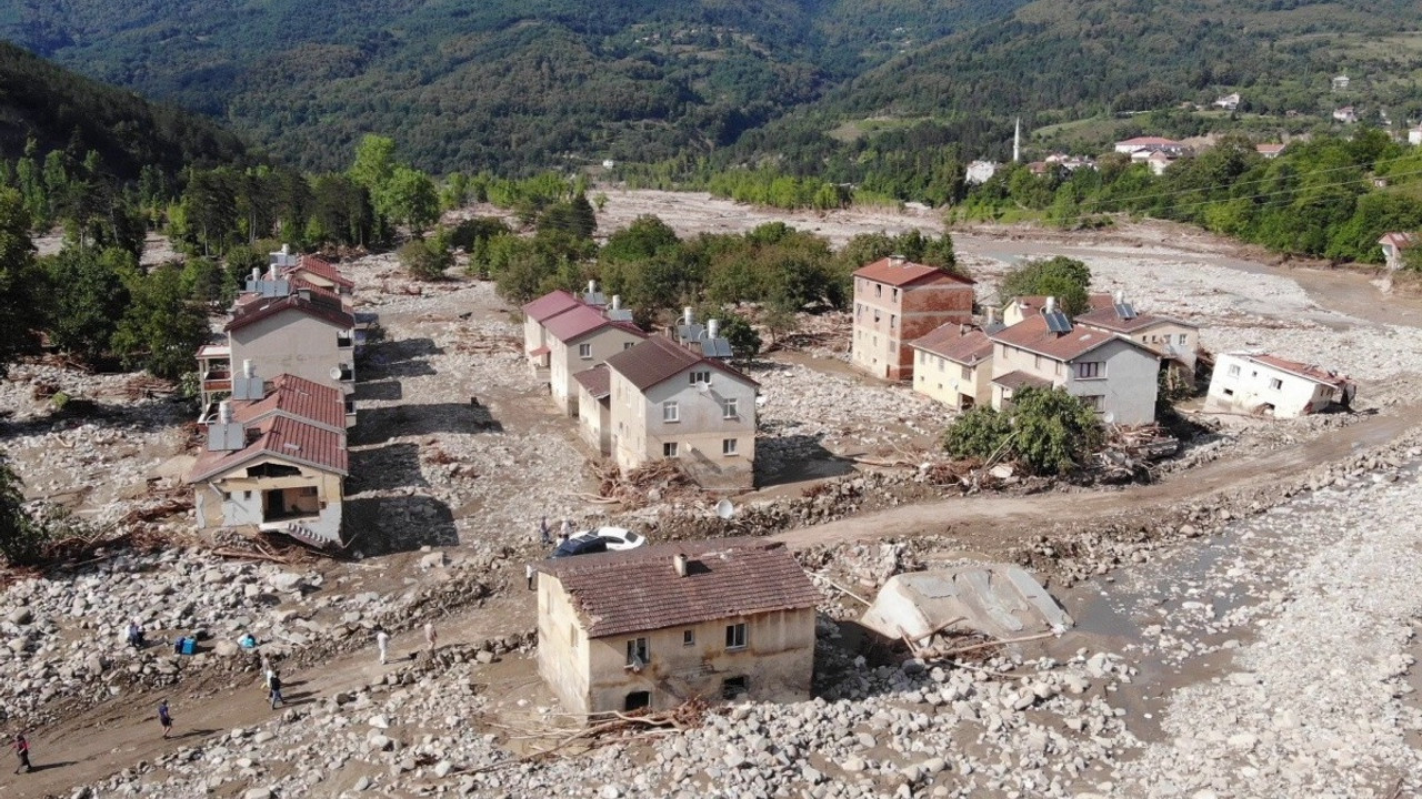 Ayancık’ta sel teyakkuzu: 3 köy boşaltıldı , 25 kişi yurda yerleştirildi