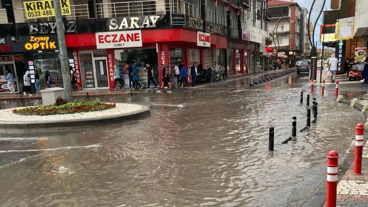 Karasu’da yağış su taşkınlarına neden oldu