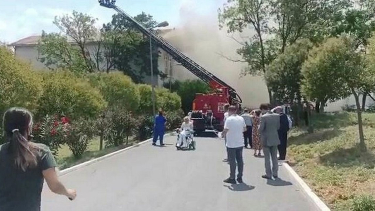 İstanbul Balıklı Rum Hastanesi'nin çatısında yangın