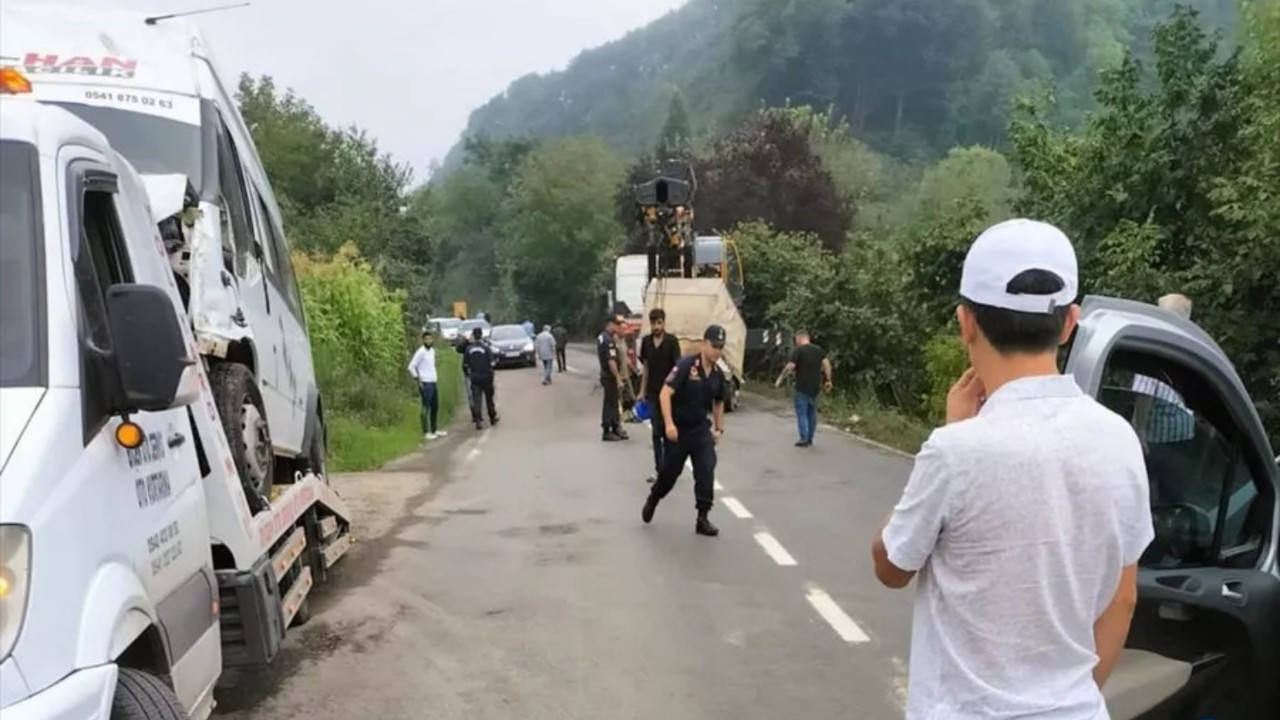 Ordu'da fındık işçilerini taşıyan minibüs ağaca çarptı: 13 kişi yaralandı