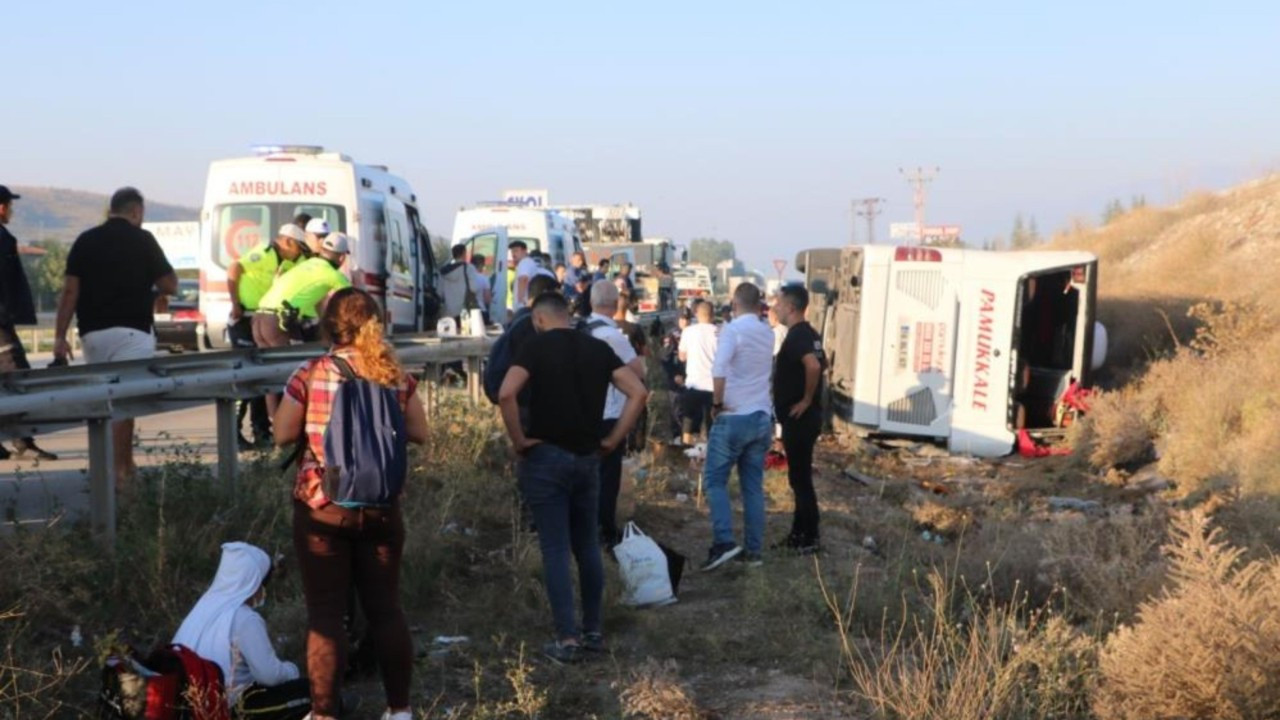 Yolcu otobüsü şarampole devrildi: 1 ölü, 38 yaralı