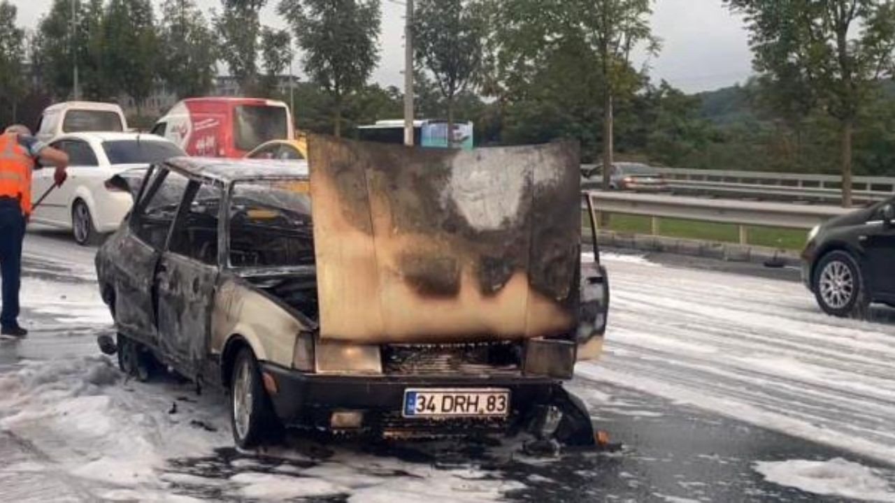 Minibüsle çarpışan otomobil alev topuna döndü!