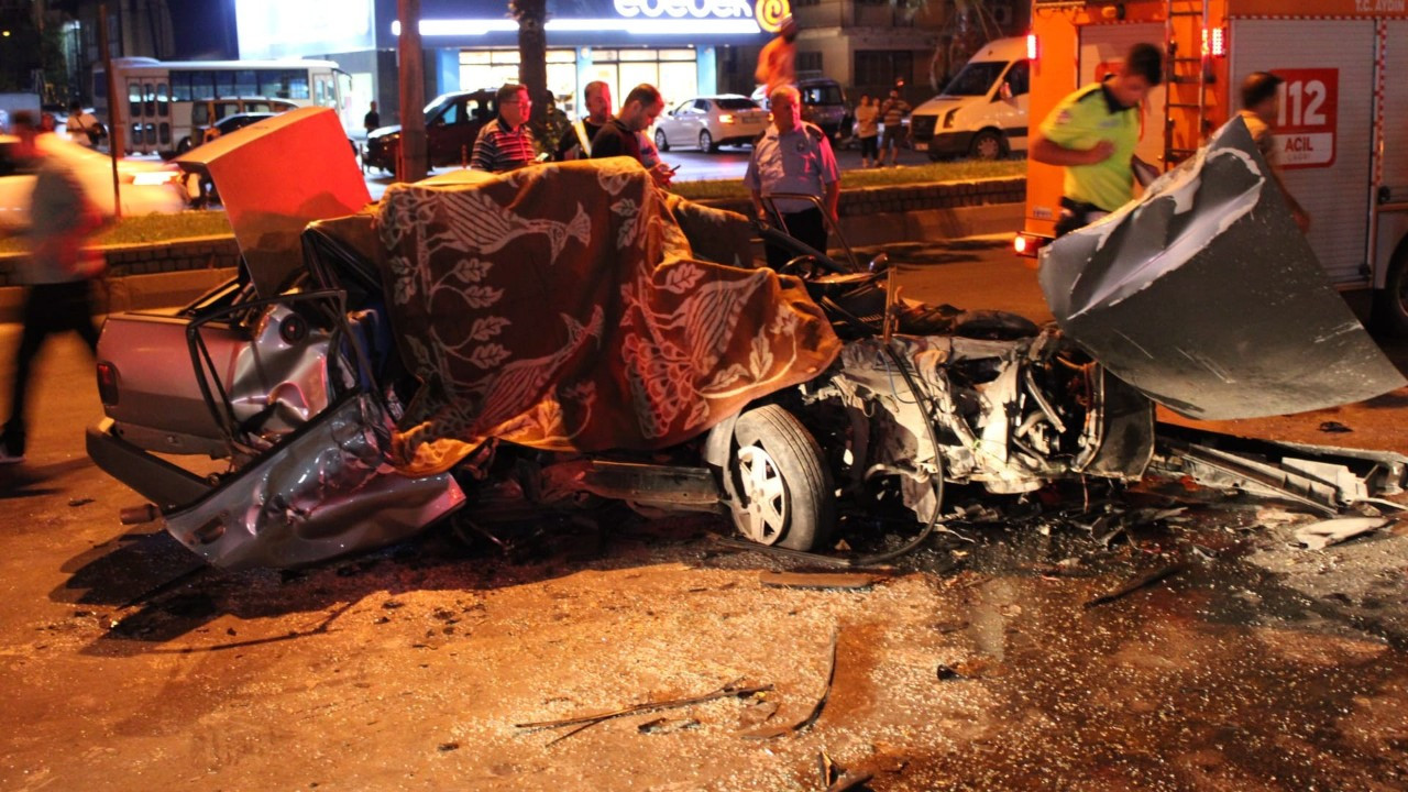 Aydın'da korkunç kaza! Otomobil, halk otobüsüyle çarpıştı