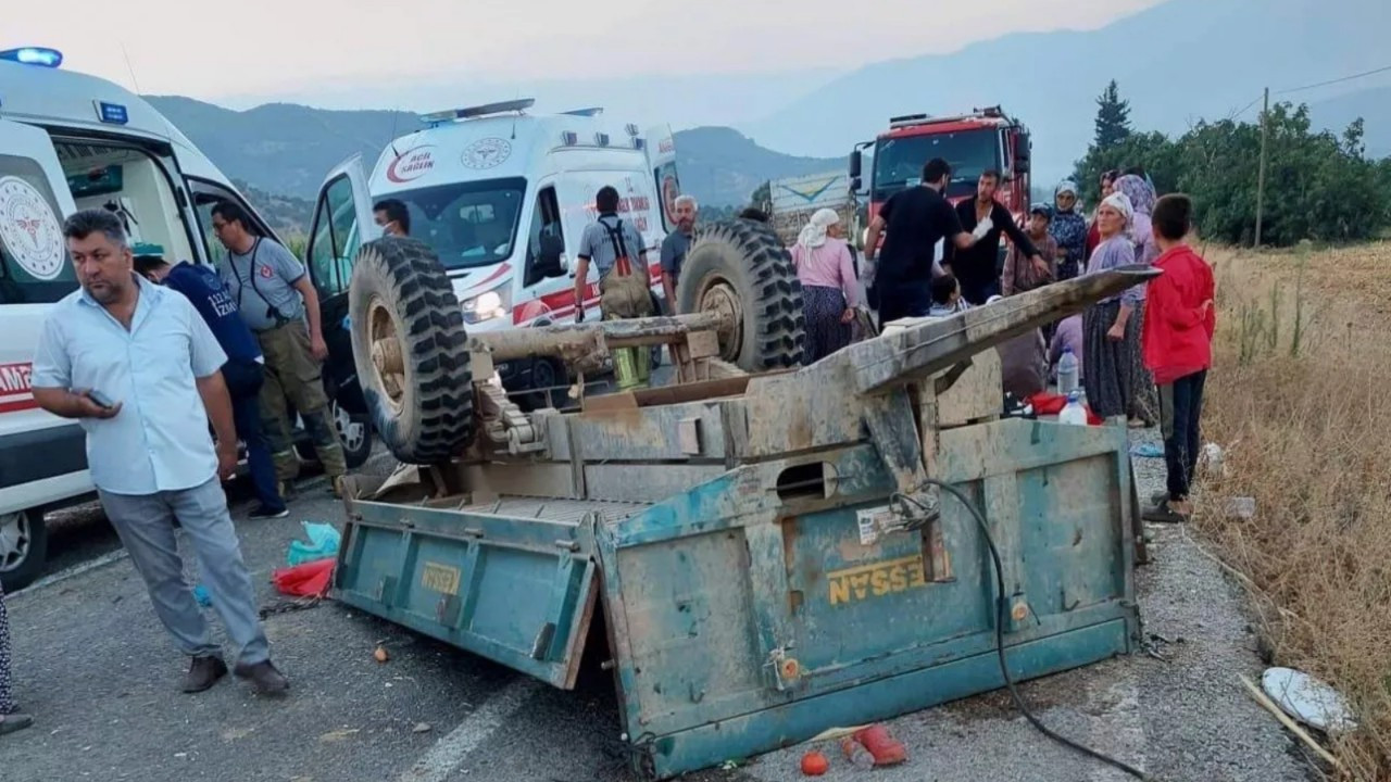 Tarım işçilerini taşıyan traktörle kamyon çarpıştı