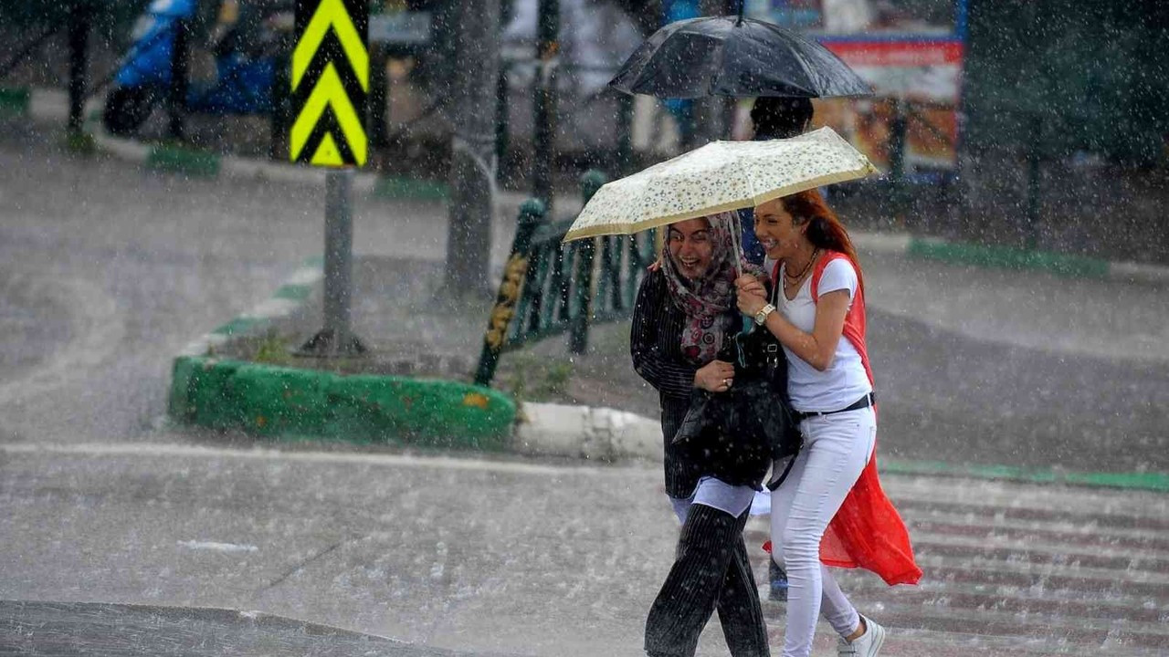 Doğu Karadeniz kıyılarında kuvvetli yağışlara dikkat!