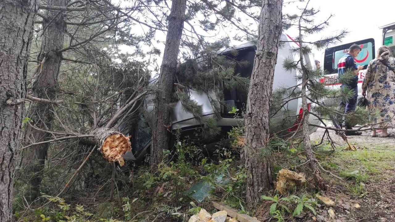 Domaniç’te trafik kazası: İkisi çocuk 6 yaralı