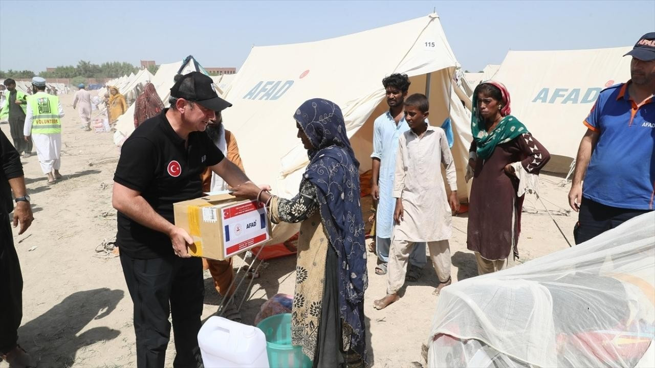 AFAD, Pakistan'daki selzedelere 500 koli gıda maddesi dağıttı