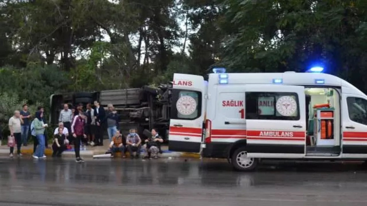 Antalya'da tur midibüsü devrildi: Ölü ve yaralılar var!