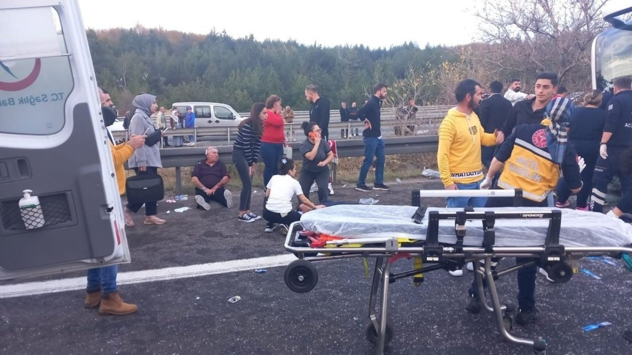 Bolu'da yolcu otobüsü devrildi: 3 ölü 16 yaralı