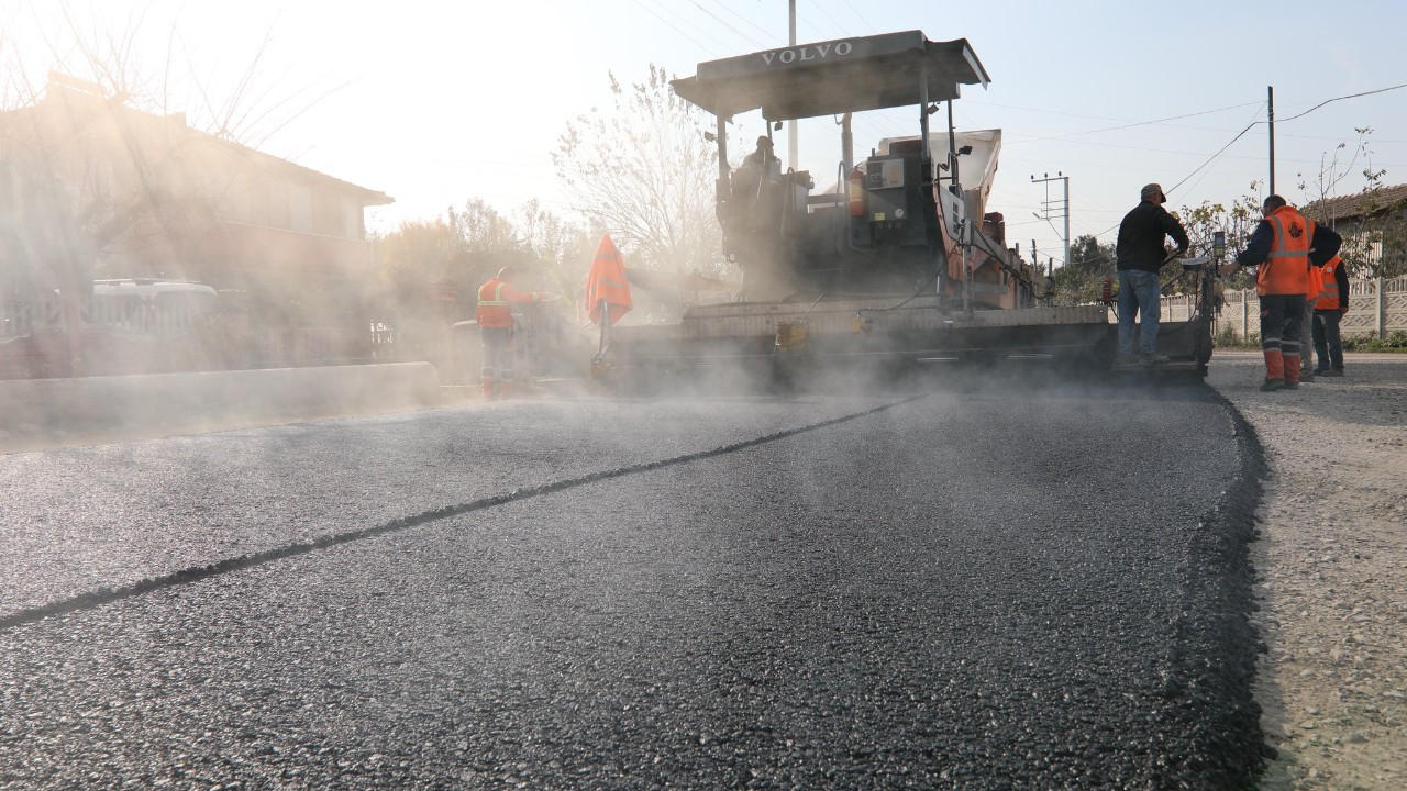 KAMIŞLI MAHALLESİNDE YOLLAR ASFALT İLE YENİLENDİ