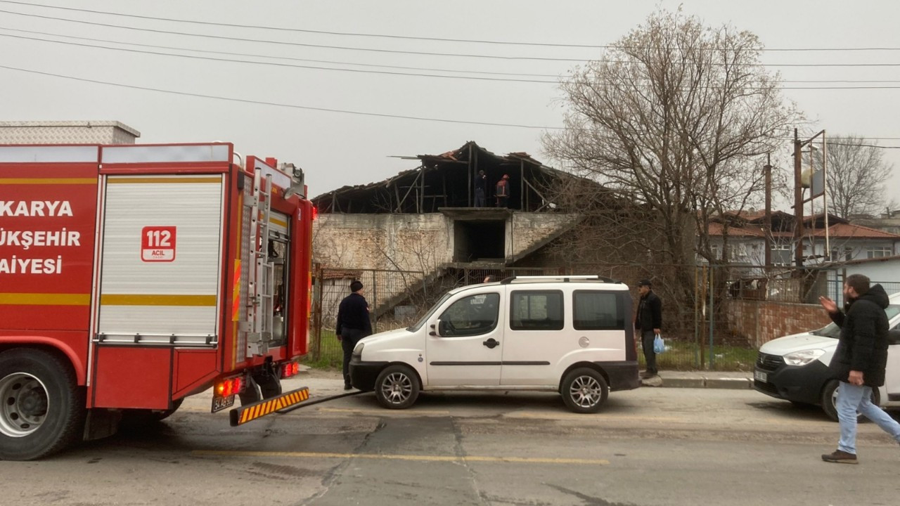 Sakarya’da metruk binada yangın