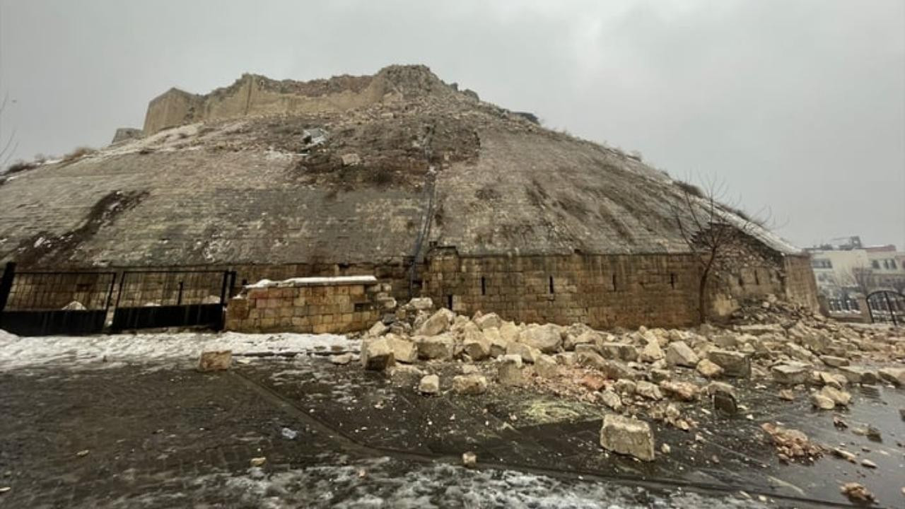Tarihi Gaziantep Kalesi, depremde yıkıldı