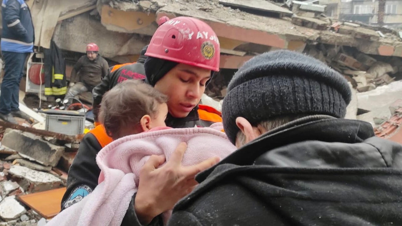 Kayseri İtfaiyesi, deprem bölgesinde 34 vatandaşı sağ kurtardı