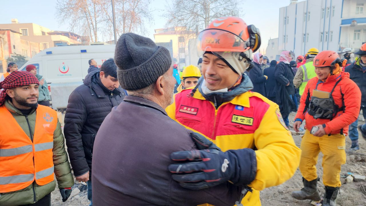 Babası ümidi kesmişti, 28 saatlik çalışmayla 100. saatte enkazdan çıkarıldı - Sayfa 5