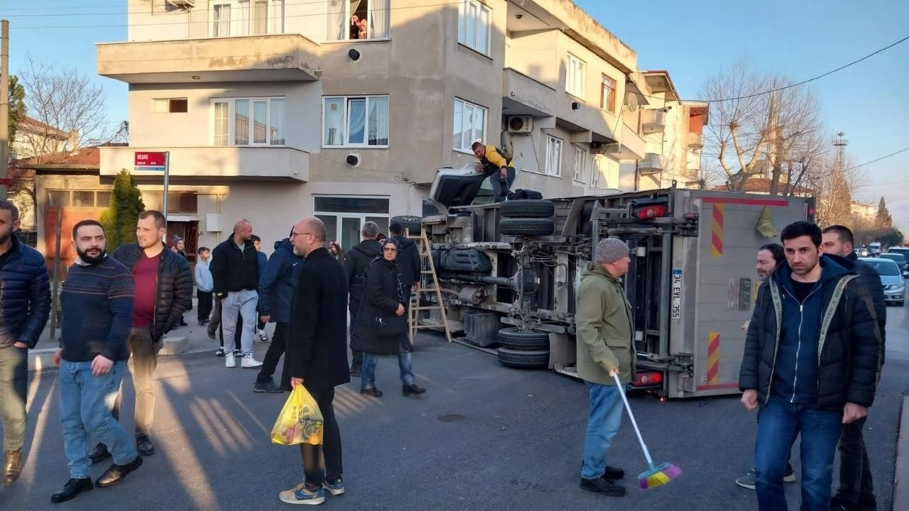 Harmanlık'ta kaza: Sokak ortasında devrildi