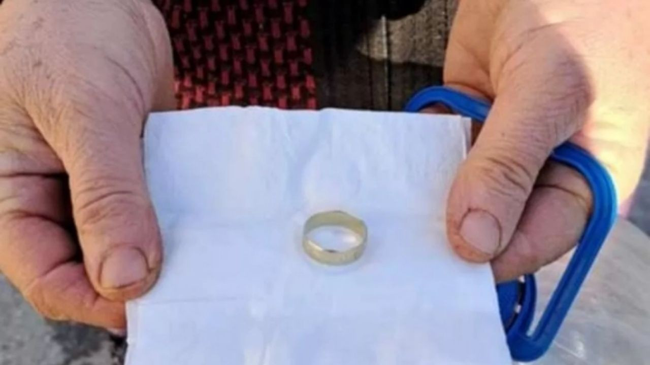 Kütahya'da yaşlı kadın alyansını depremzedelere bağışladı