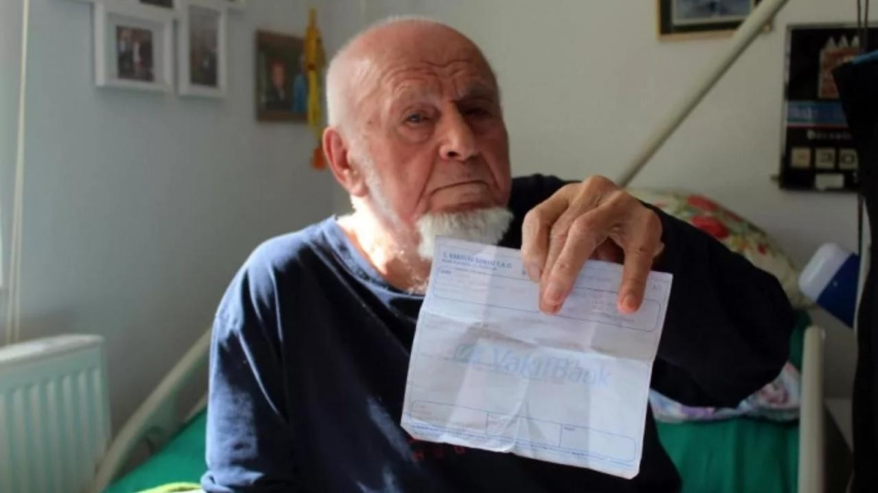 Sinop'ta emekli madenci birikimini depremzedelere bağışladı