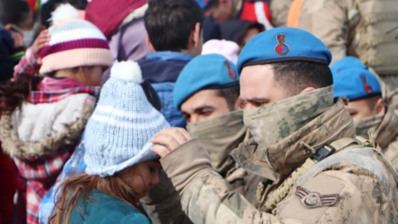 Mehmetçik çadır kentte çocuklarla zaman geçirdi