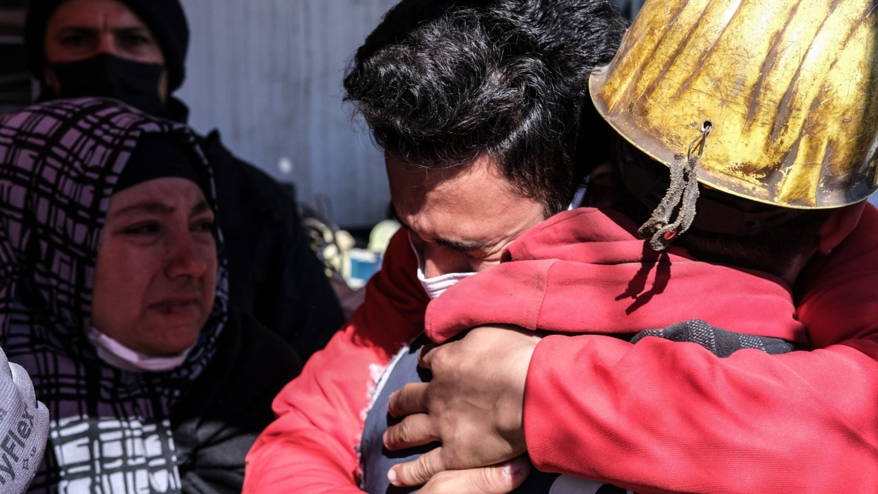 11.günde 248.saatte kurtarılan Aleyna Ölmez’in yakınları madencilere sarılıp ağladı