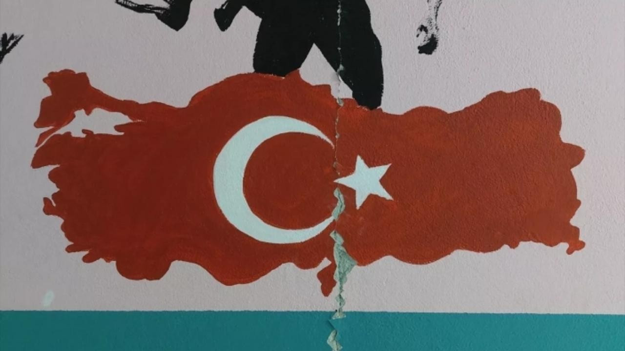 Hatay'da okul duvarında çatlayan nokta yürekleri burktu