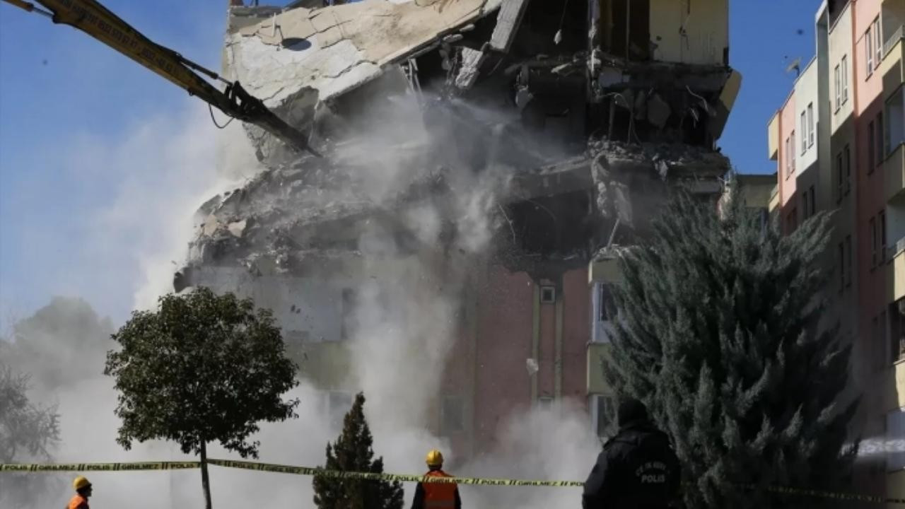 Şanlıurfa'da depremde ağır hasar alan binaların yıkımına başlandı