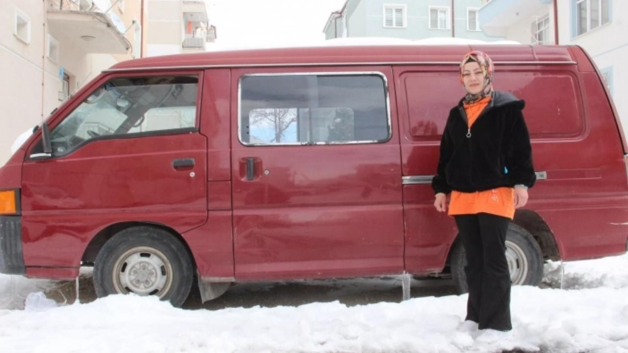 Karaman'da bir kadın depremzedelere yardım amacıyla minibüsünü satılığa çıkardı