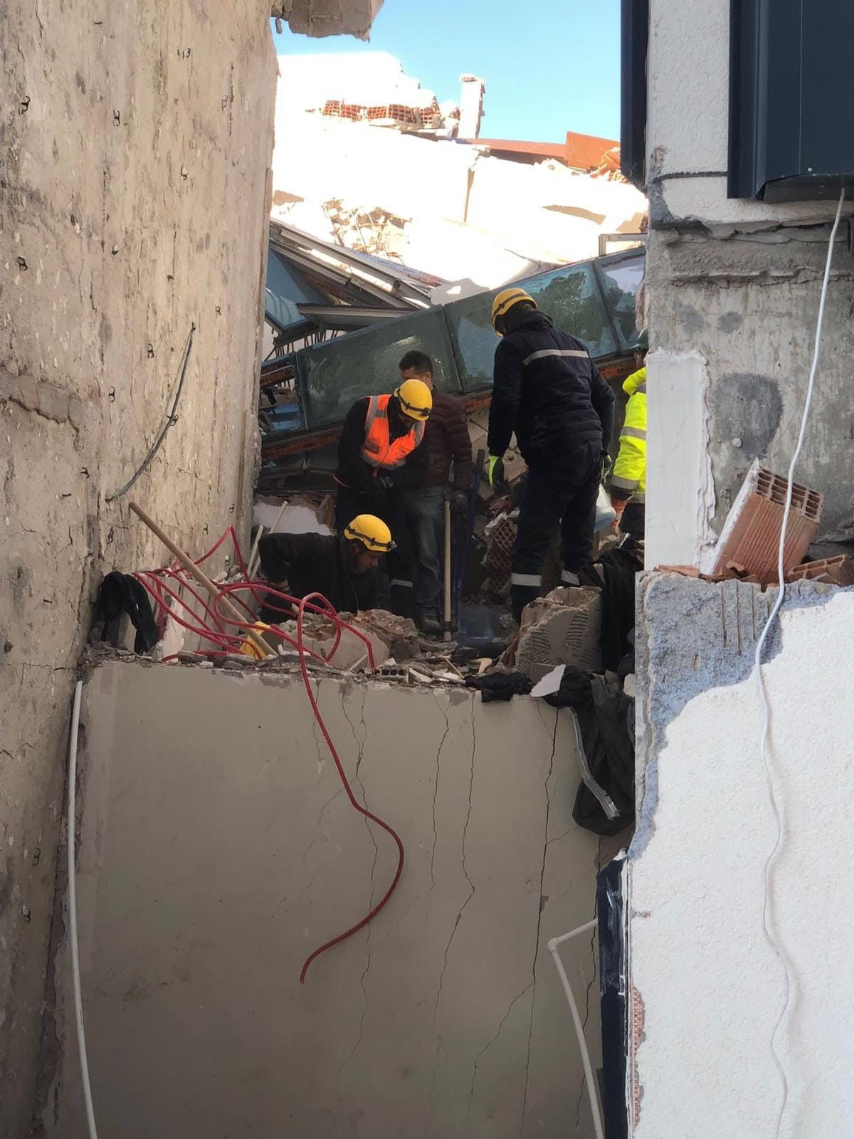 Ekipleri enkazda, gönüllüleri vatandaşın yanında - Sayfa 6