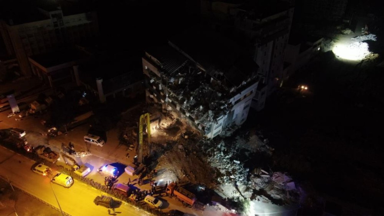 Umudun adı Mustafa oldu, depremden 261 saat sonra enkazdan ekipleri alkışlayarak çıktı