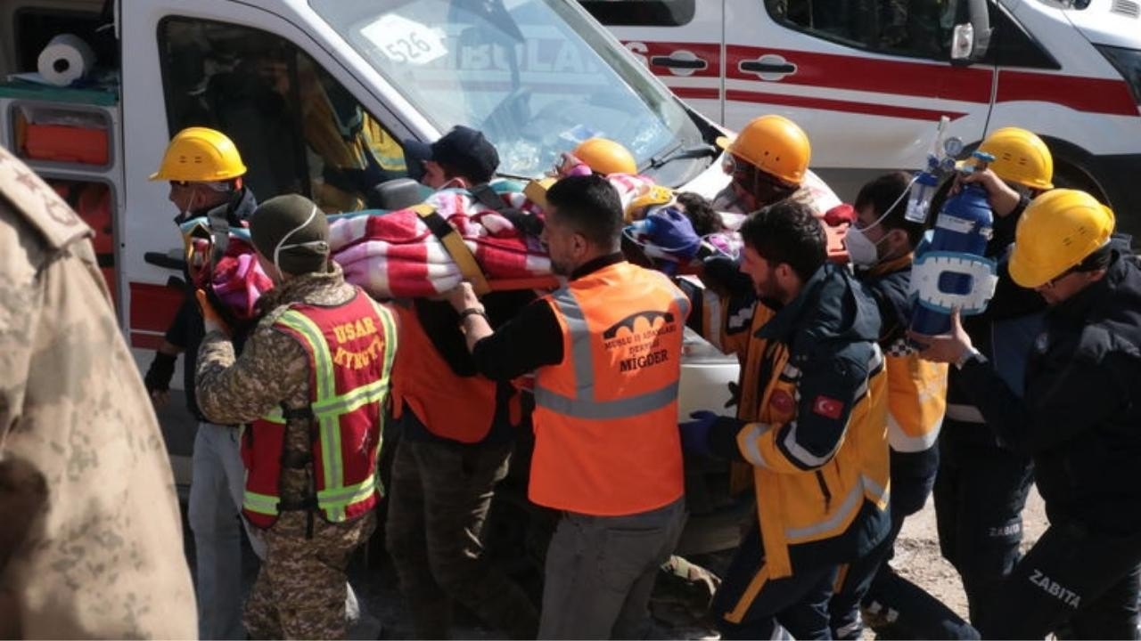 Depremin 296. saatinde enkazdan üç kişi kurtarıldı, çıkarılanlardan biri hayatını kaybetti
