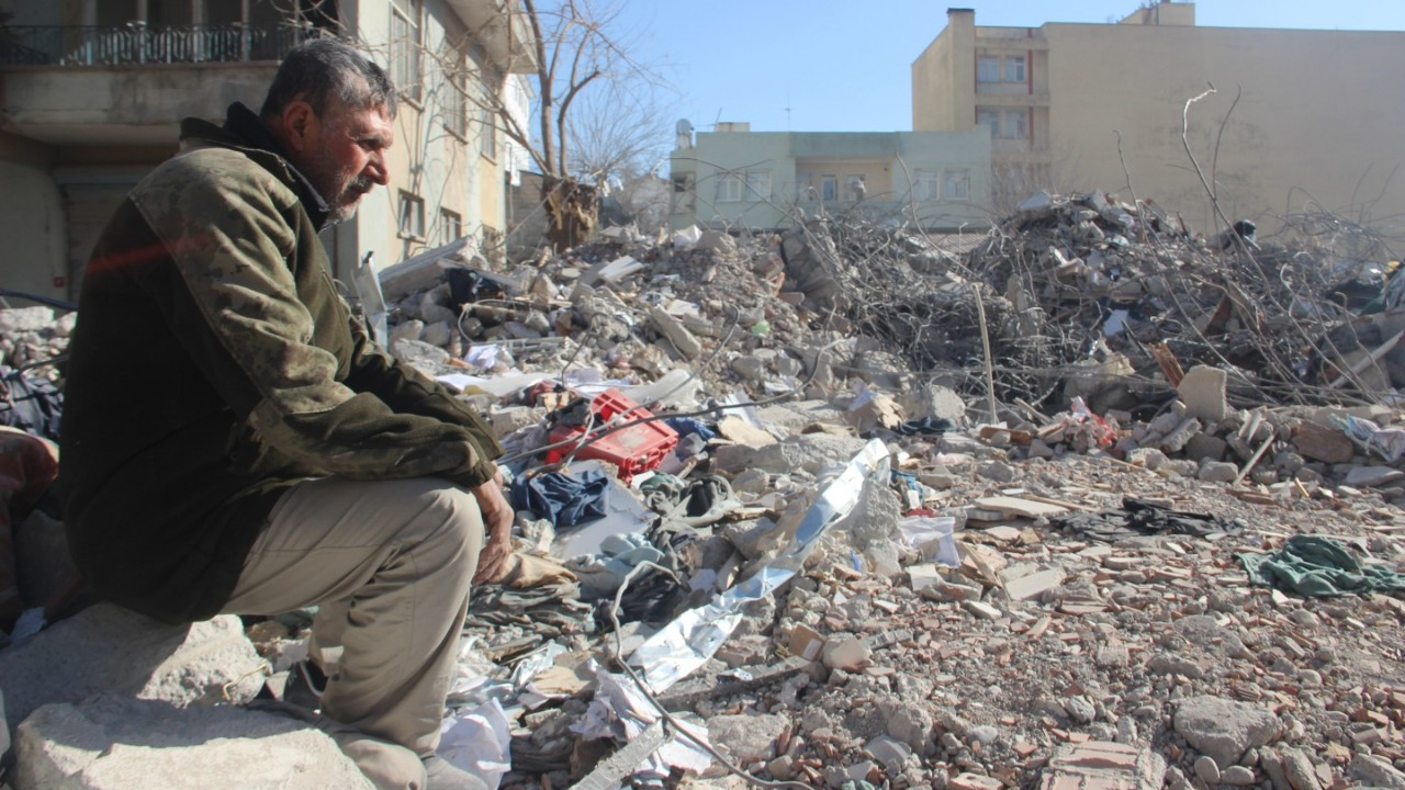 Adıyaman'da 2 evladını kaybeden baba, eşi ve oğlunu arıyor