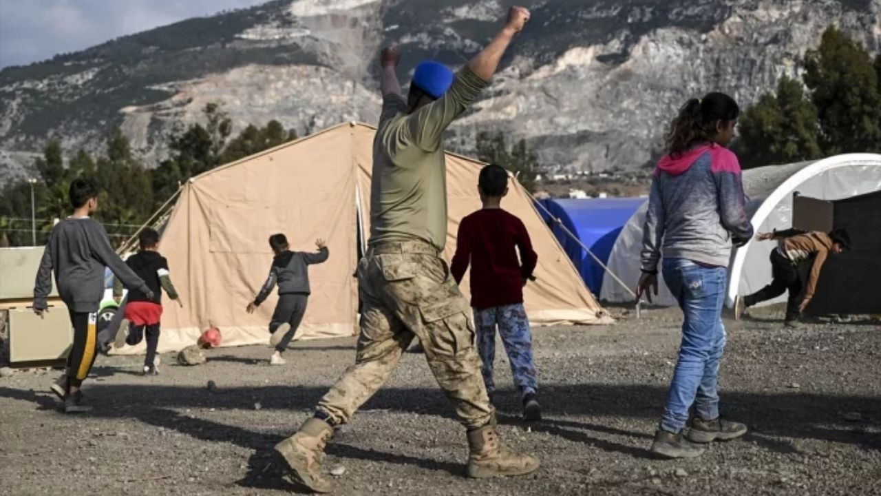 Hatay'da bulunan askerler, depremzede çocuklarla maç oynadı