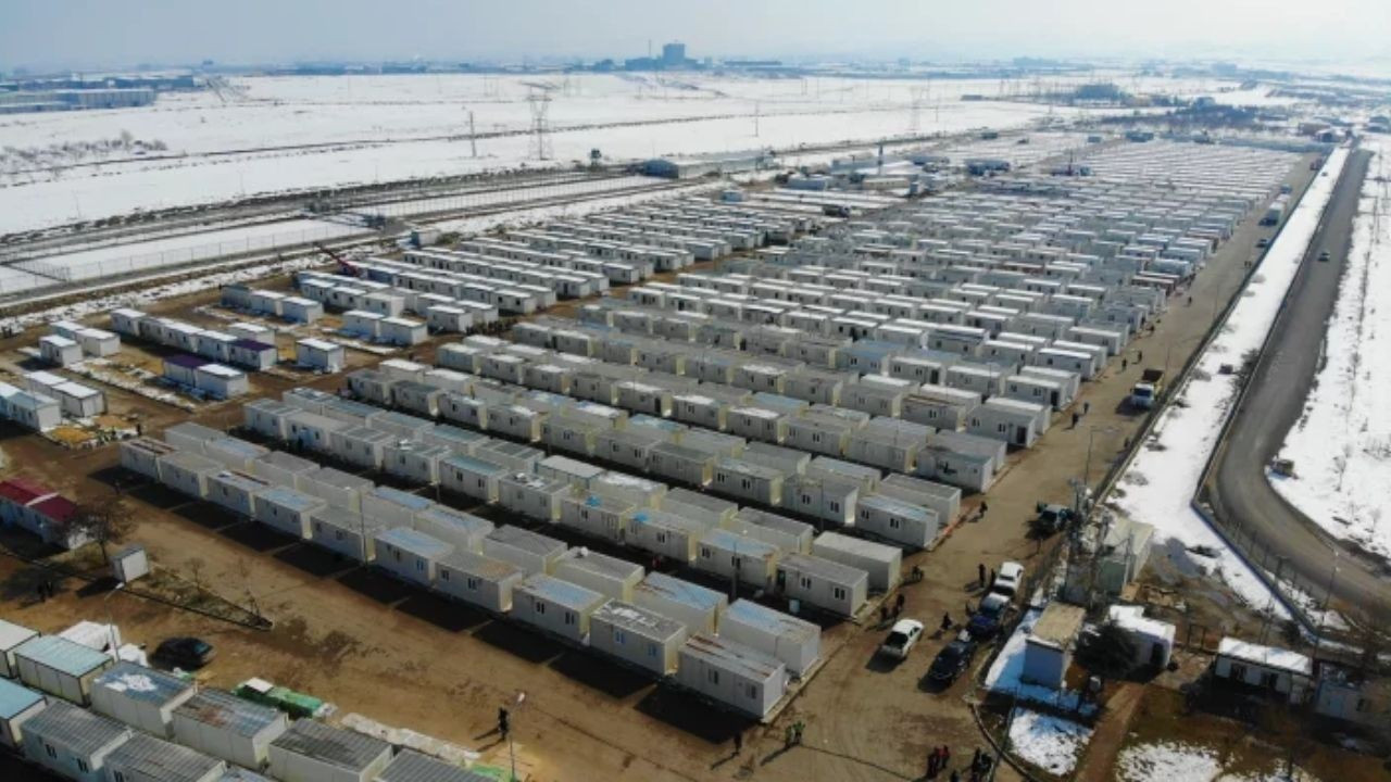 Malatya'da 10 bin kişinin barınacağı konteyner kente aileler yerleştiriliyor