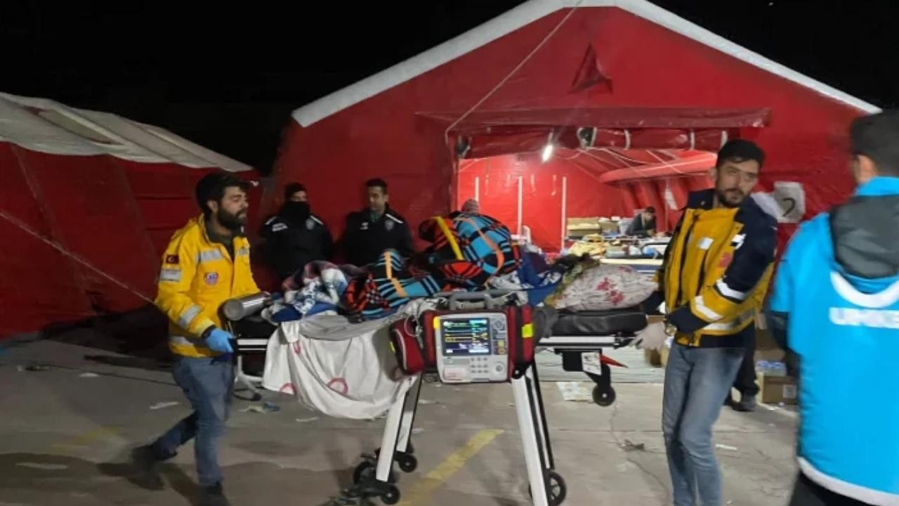 Hatay'da deprem sonrası hastaneler boşaltıldı