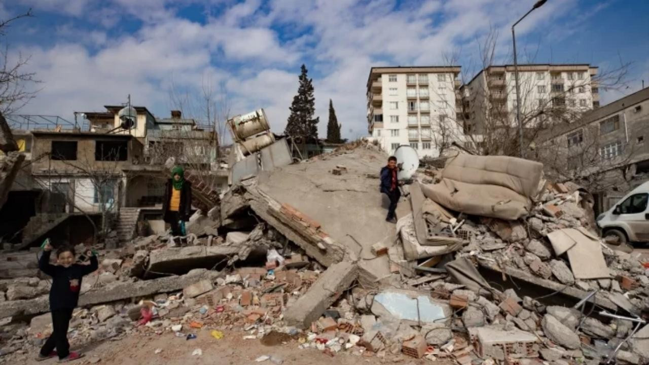 Deprem bölgelerinde 7 bin 242 artçı yaşandı