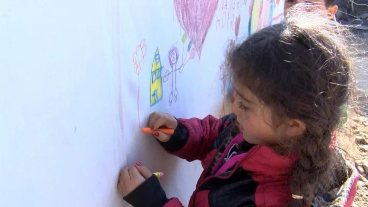 Kahramanmaraş'ta çadırda yaşayan minik depremzede çizdiği resimde ev yaptı