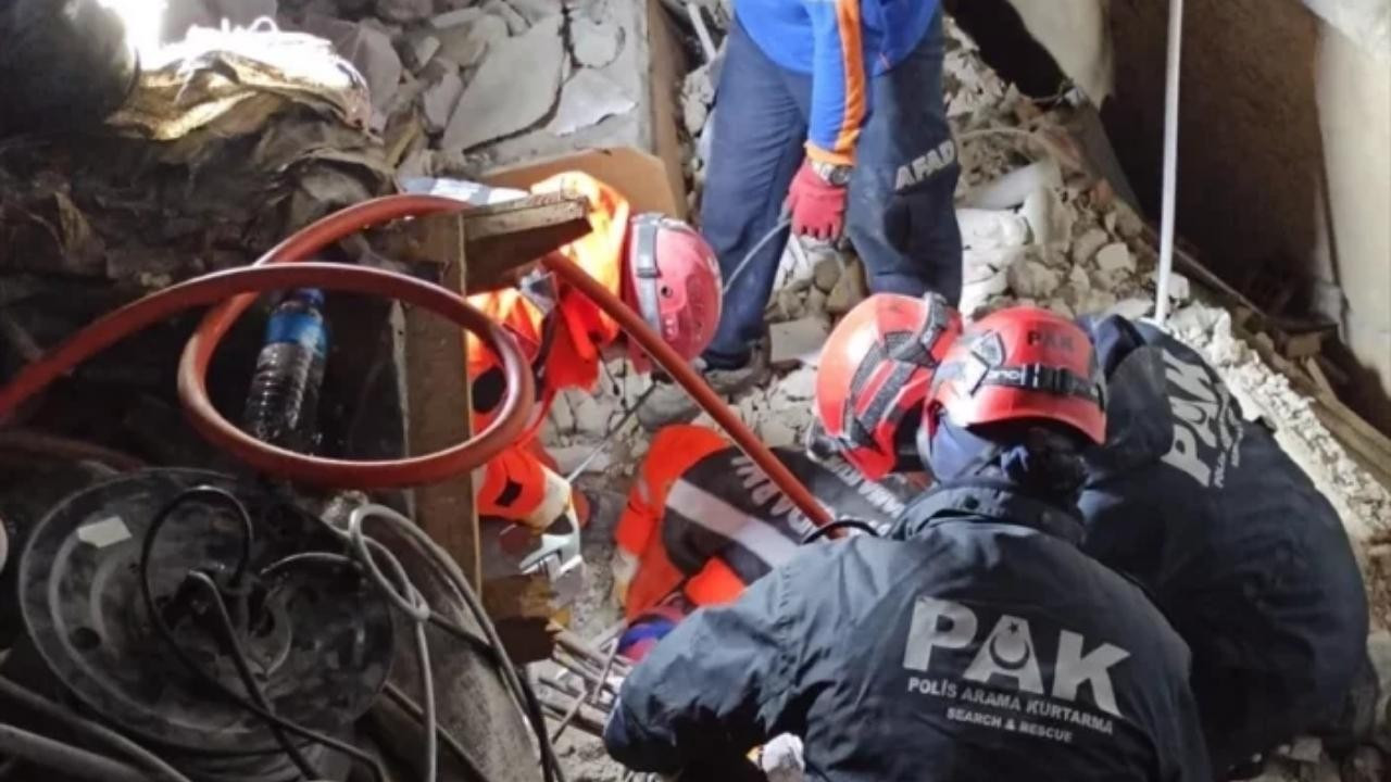 Hatay'daki depremde enkaz altında kalan 3 kişinin cansız bedenine ulaşıldı