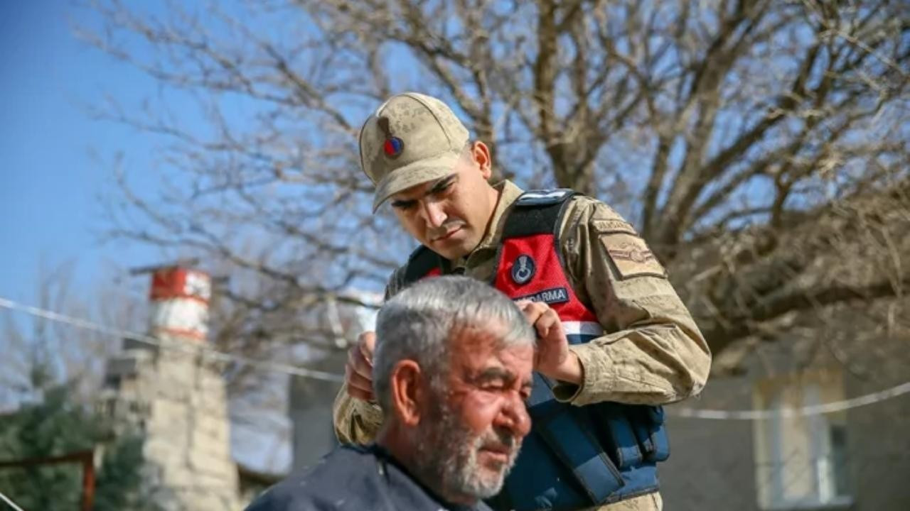Kahraman Mehmetçik, deprem bölgesinde vatandaşları tıraş ediyor