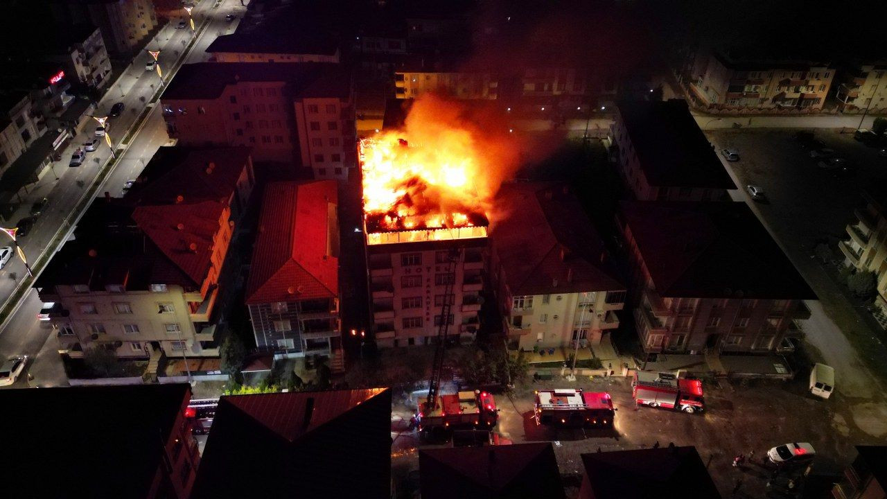 6 katlı otelin çatısı alev alev yandı - Sayfa 1