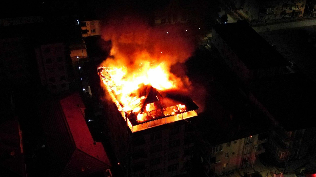 6 katlı otelin çatısı alev alev yandı - Sayfa 2