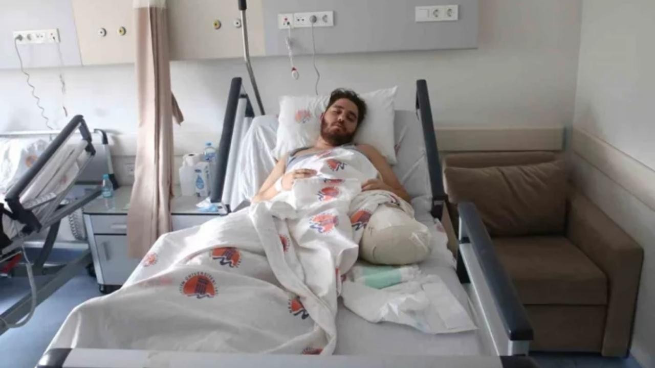 Hatay'da 28 saat sonra enkazdan çıkarılan depremzede kardeşi için ayağını kaybetti